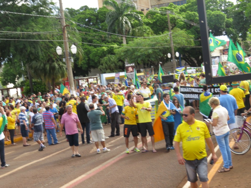 Seis mil manifestam em Dourados por impeachment