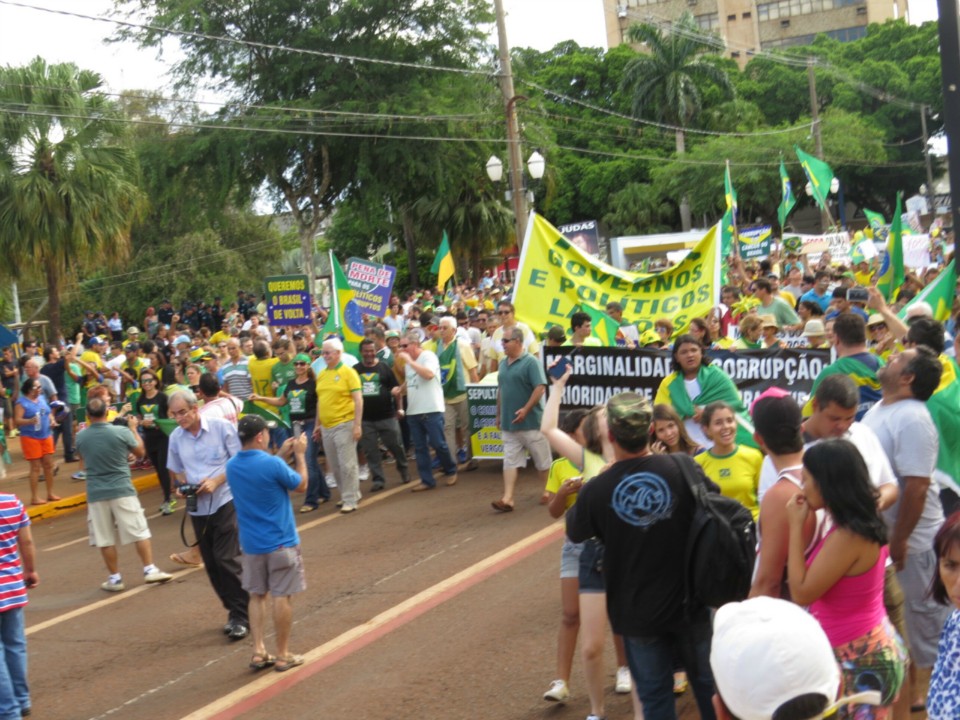 Seis mil manifestam em Dourados por impeachment