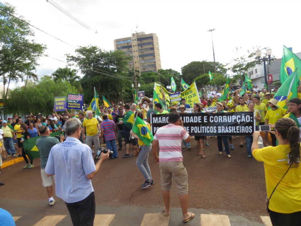 Seis mil manifestam em Dourados por impeachment