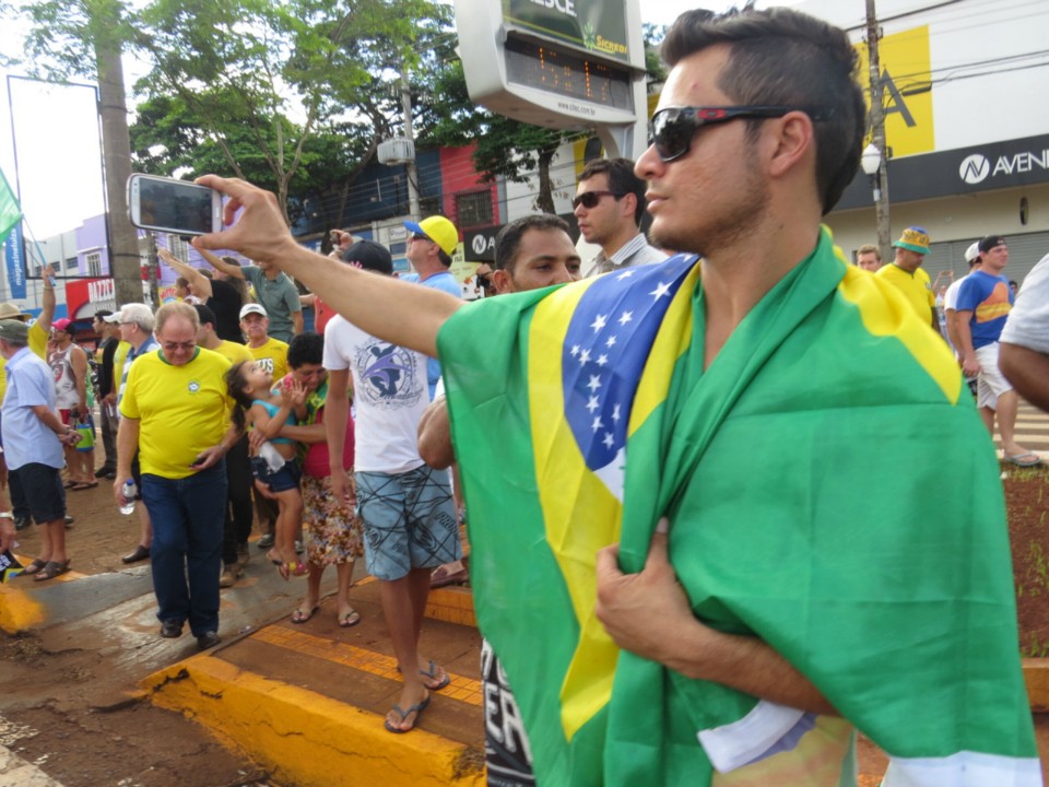 Seis mil manifestam em Dourados por impeachment