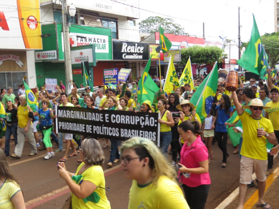Seis mil manifestam em Dourados por impeachment