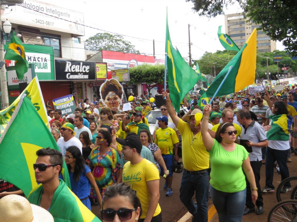 Seis mil manifestam em Dourados por impeachment