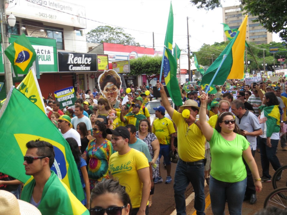 Seis mil manifestam em Dourados por impeachment