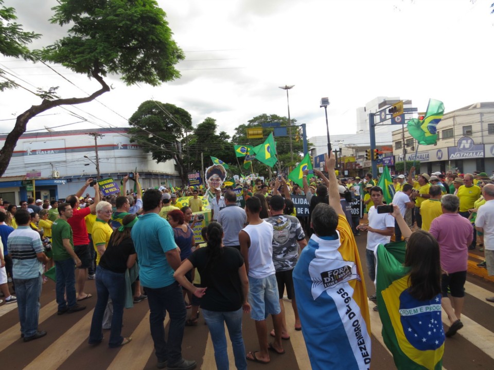 Seis mil manifestam em Dourados por impeachment