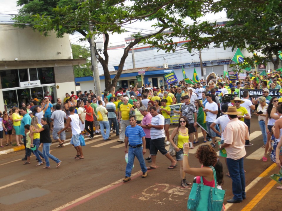 Seis mil manifestam em Dourados por impeachment