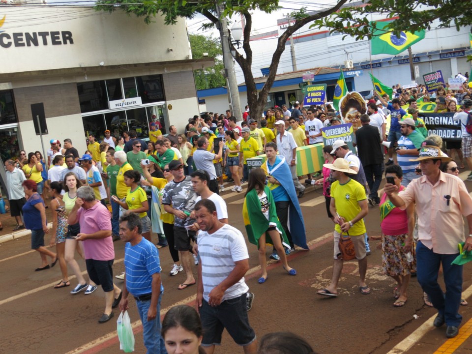 Seis mil manifestam em Dourados por impeachment