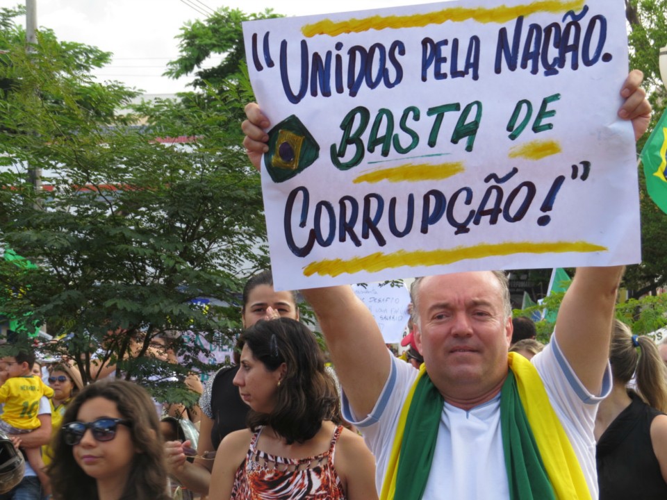 Seis mil manifestam em Dourados por impeachment