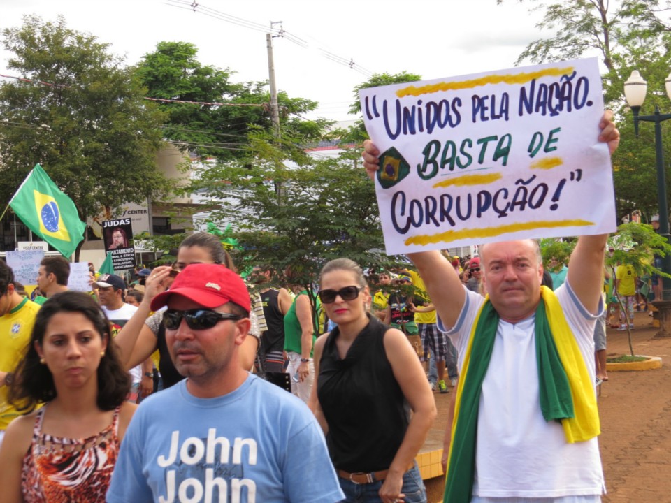 Seis mil manifestam em Dourados por impeachment