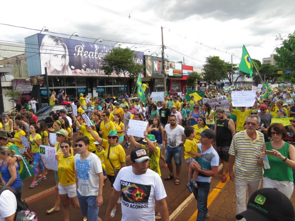 Seis mil manifestam em Dourados por impeachment