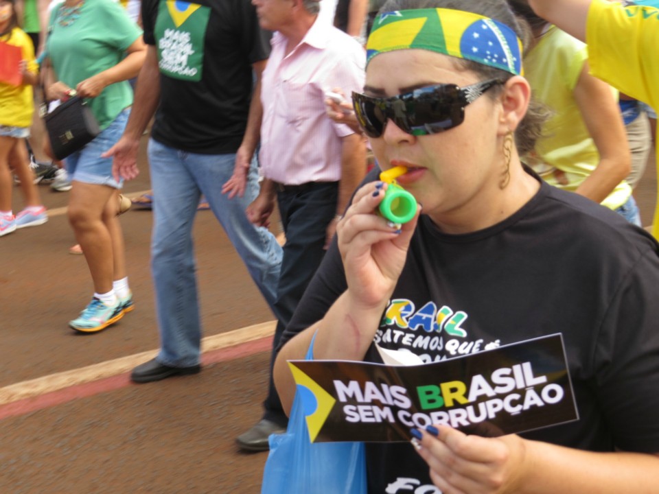 Seis mil manifestam em Dourados por impeachment