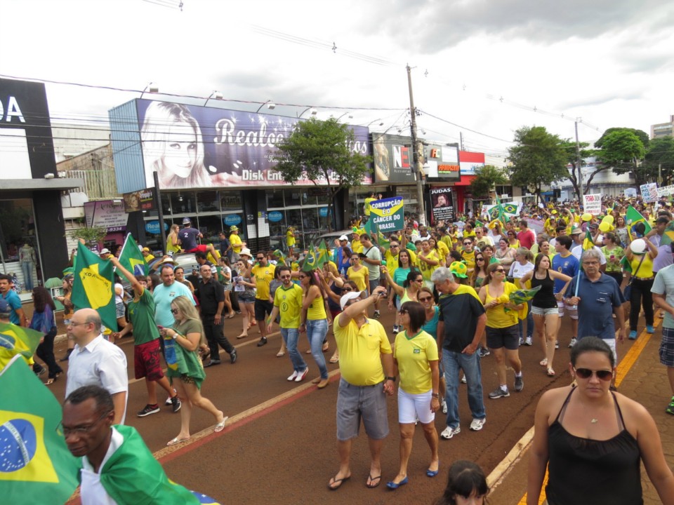 Seis mil manifestam em Dourados por impeachment