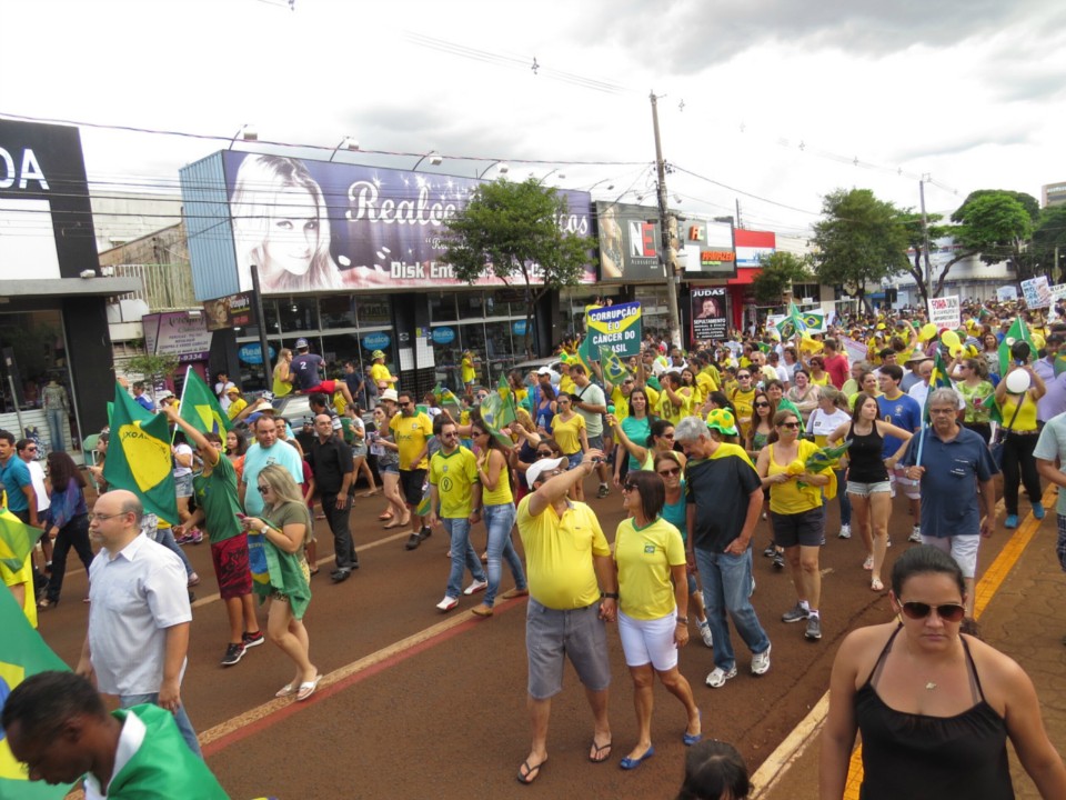 Seis mil manifestam em Dourados por impeachment