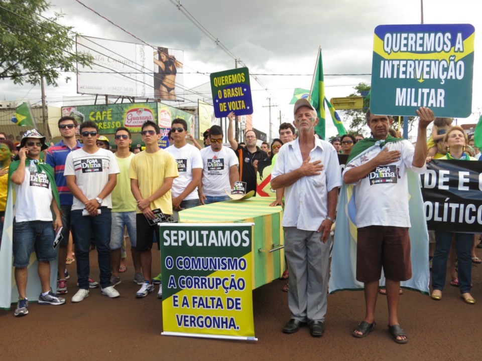 Seis mil manifestam em Dourados por impeachment