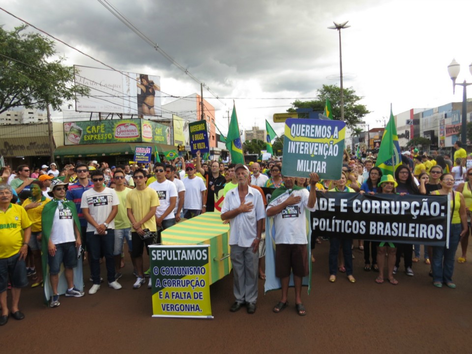 Seis mil manifestam em Dourados por impeachment