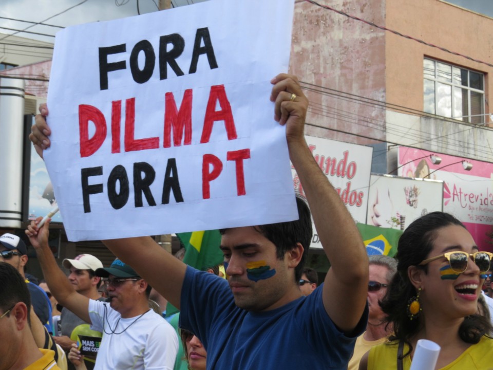 Seis mil manifestam em Dourados por impeachment