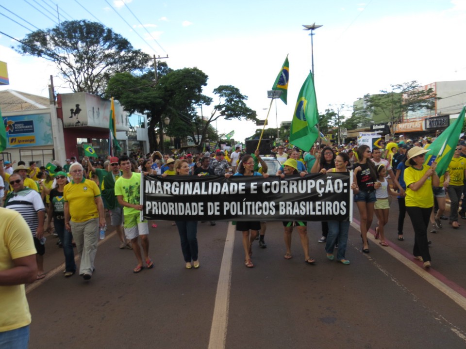 Seis mil manifestam em Dourados por impeachment