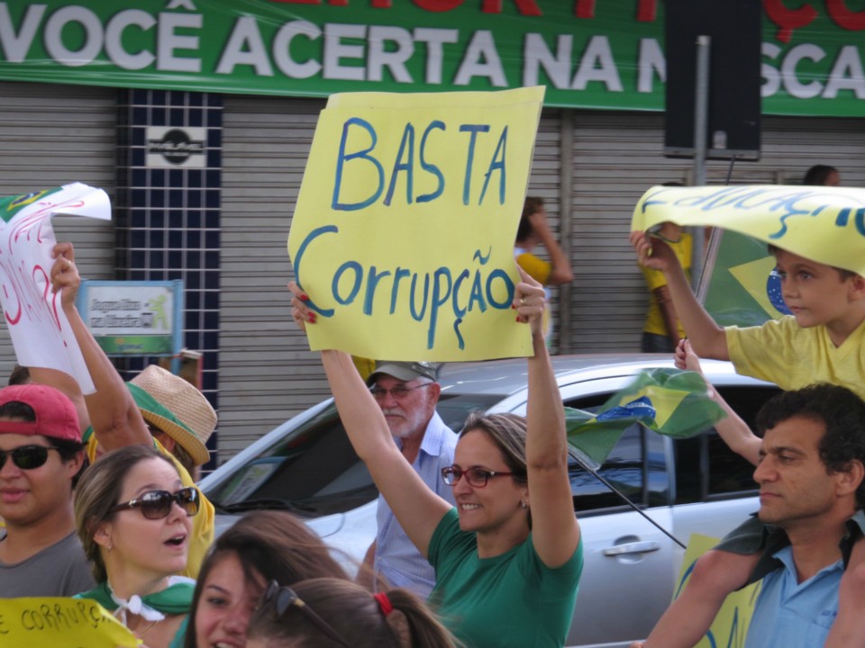 Seis mil manifestam em Dourados por impeachment