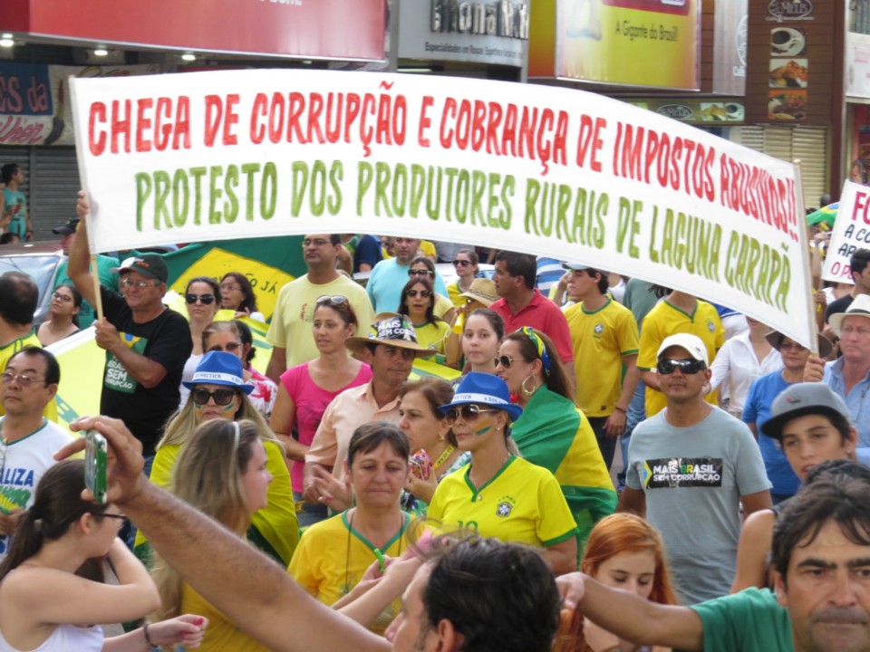 Seis mil manifestam em Dourados por impeachment