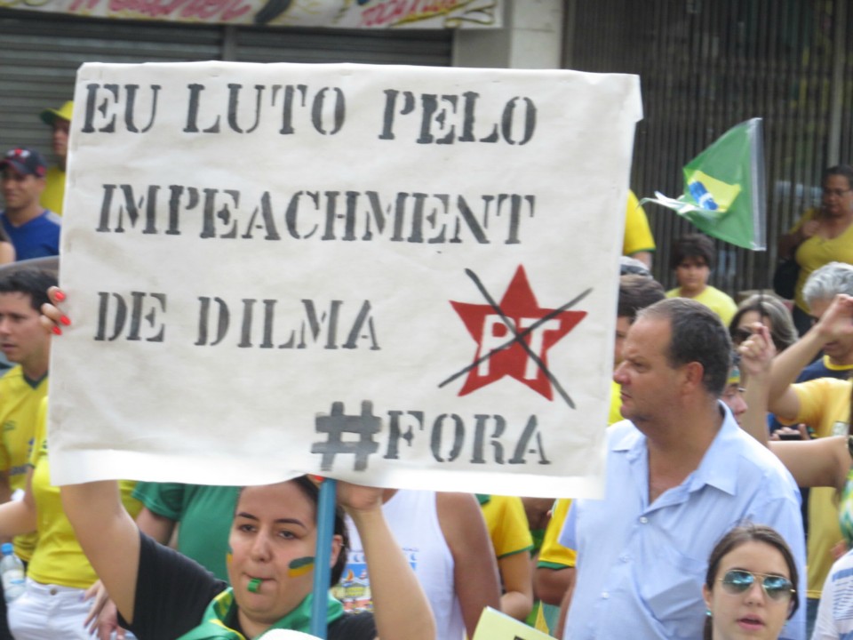 Seis mil manifestam em Dourados por impeachment