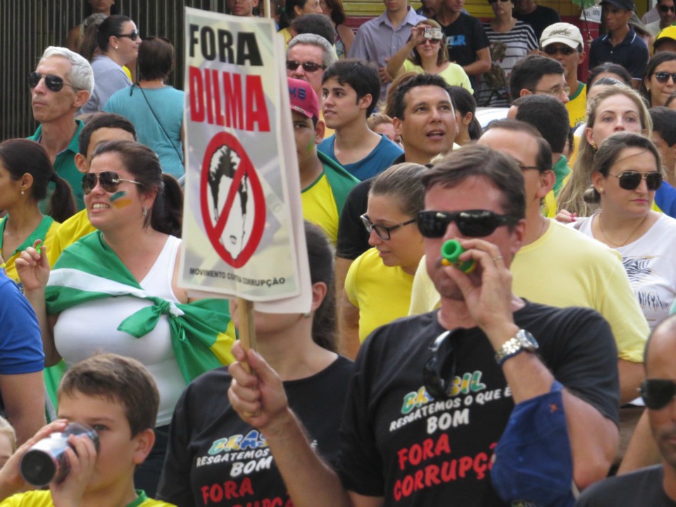 Seis mil manifestam em Dourados por impeachment