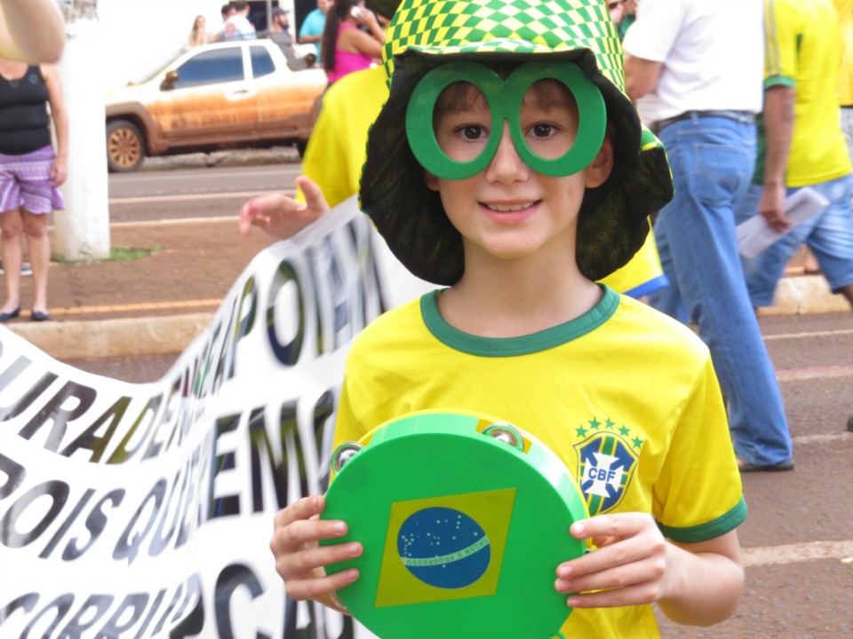 Seis mil manifestam em Dourados por impeachment