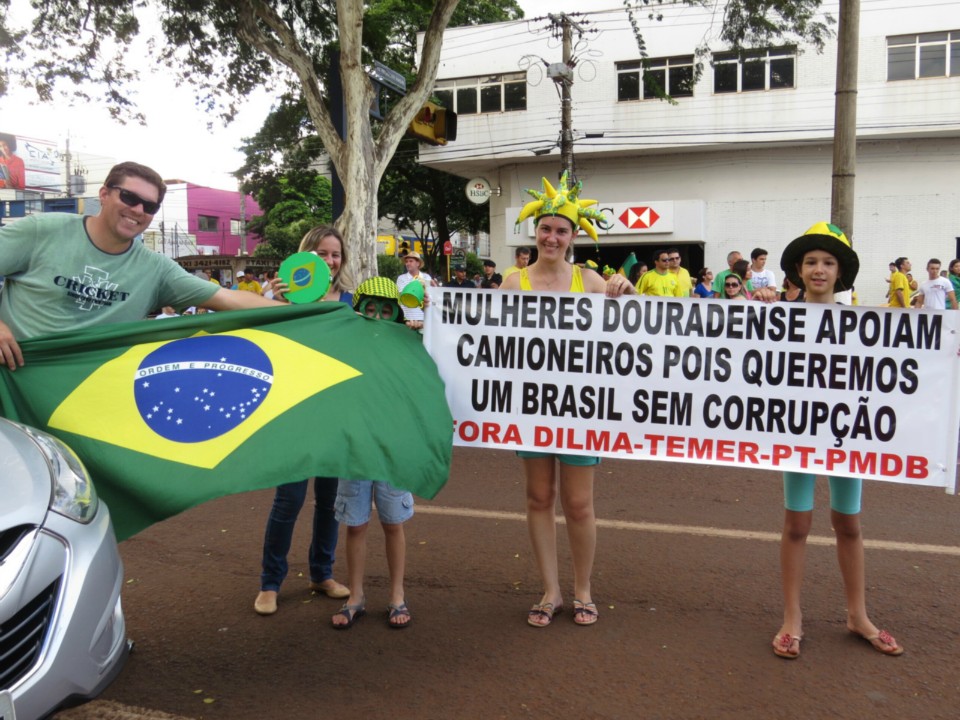 Seis mil manifestam em Dourados por impeachment