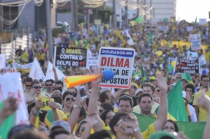 Adesão cresce no Jardim dos Estados e protesto atinge 32 mil pessoas