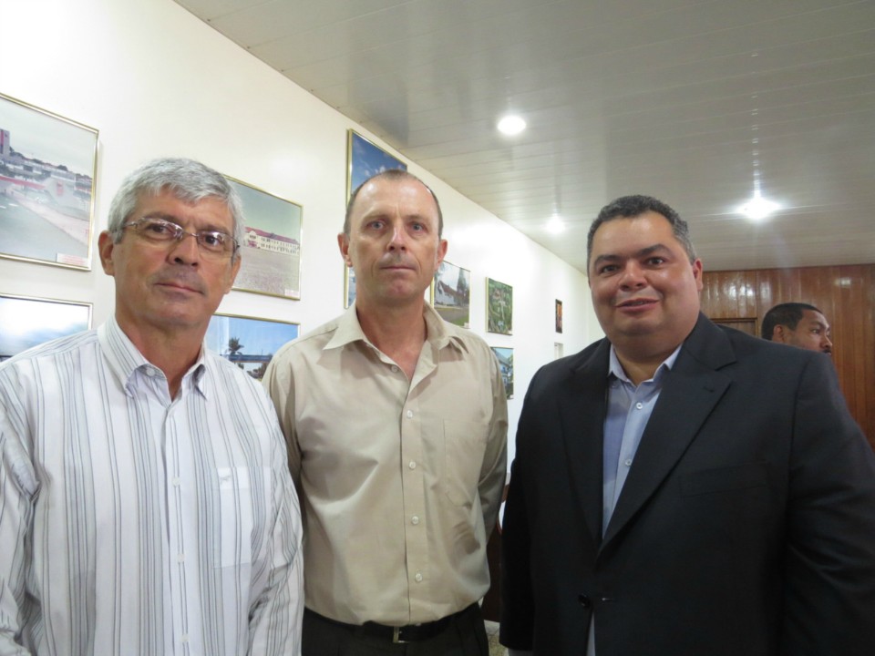 Autoridades participam de lançamento de blindado em Dourados
