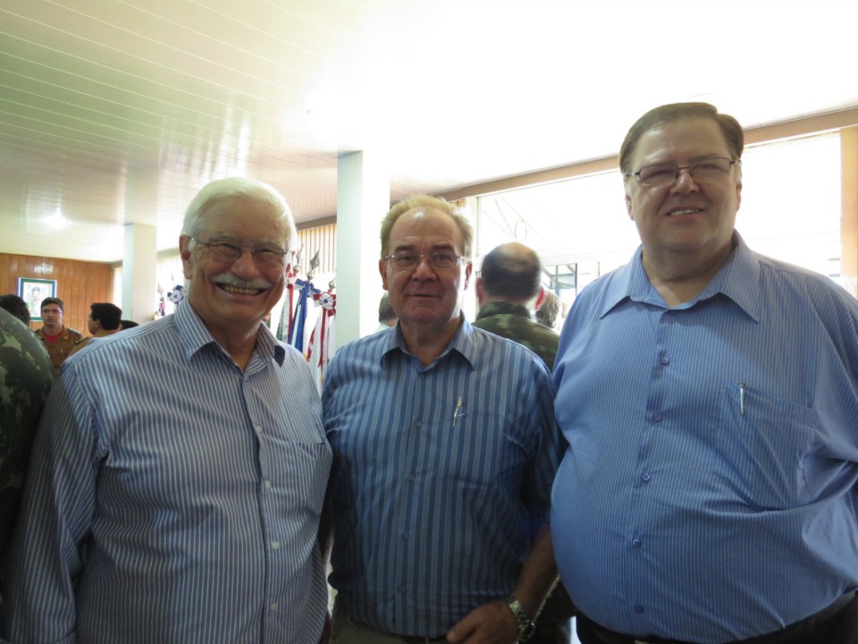 Autoridades participam de lançamento de blindado em Dourados