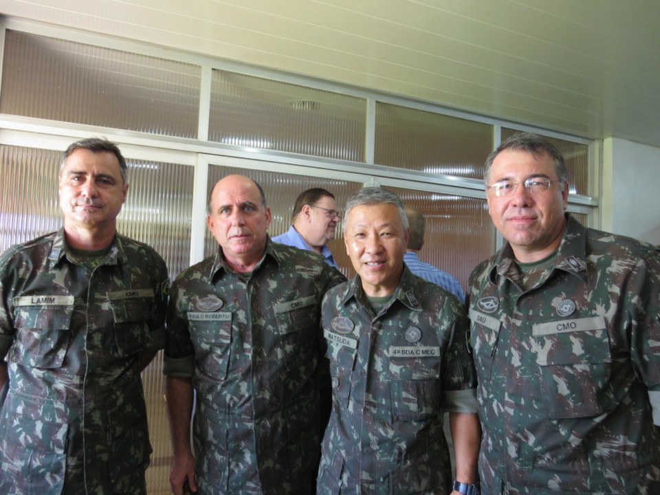 Autoridades participam de lançamento de blindado em Dourados