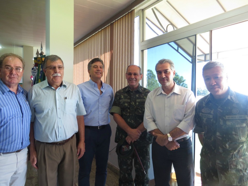 Autoridades participam de lançamento de blindado em Dourados