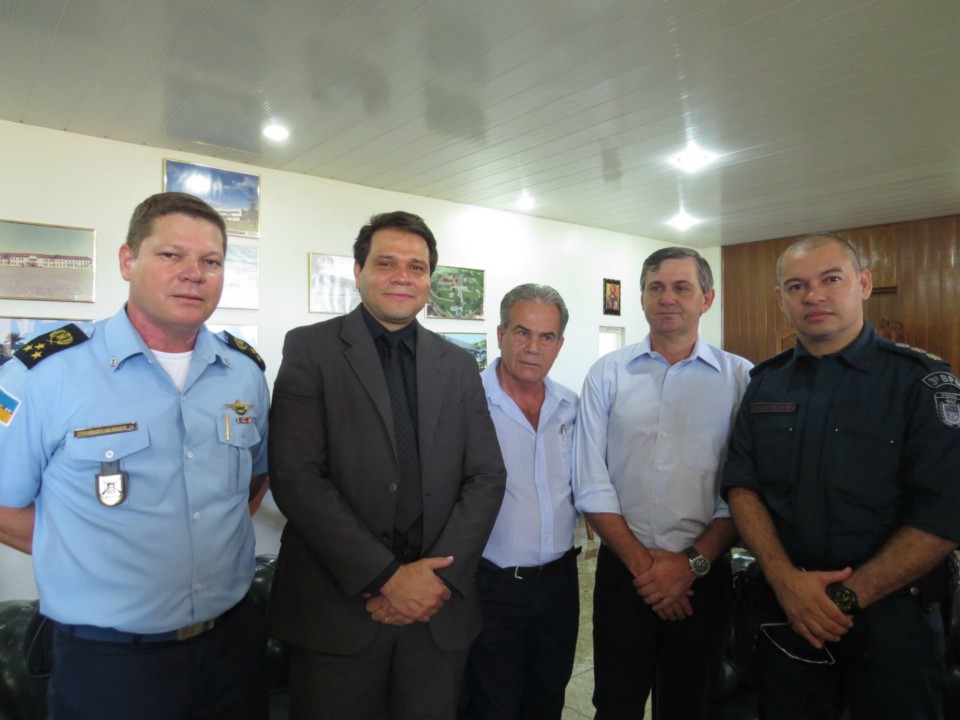 Autoridades participam de lançamento de blindado em Dourados