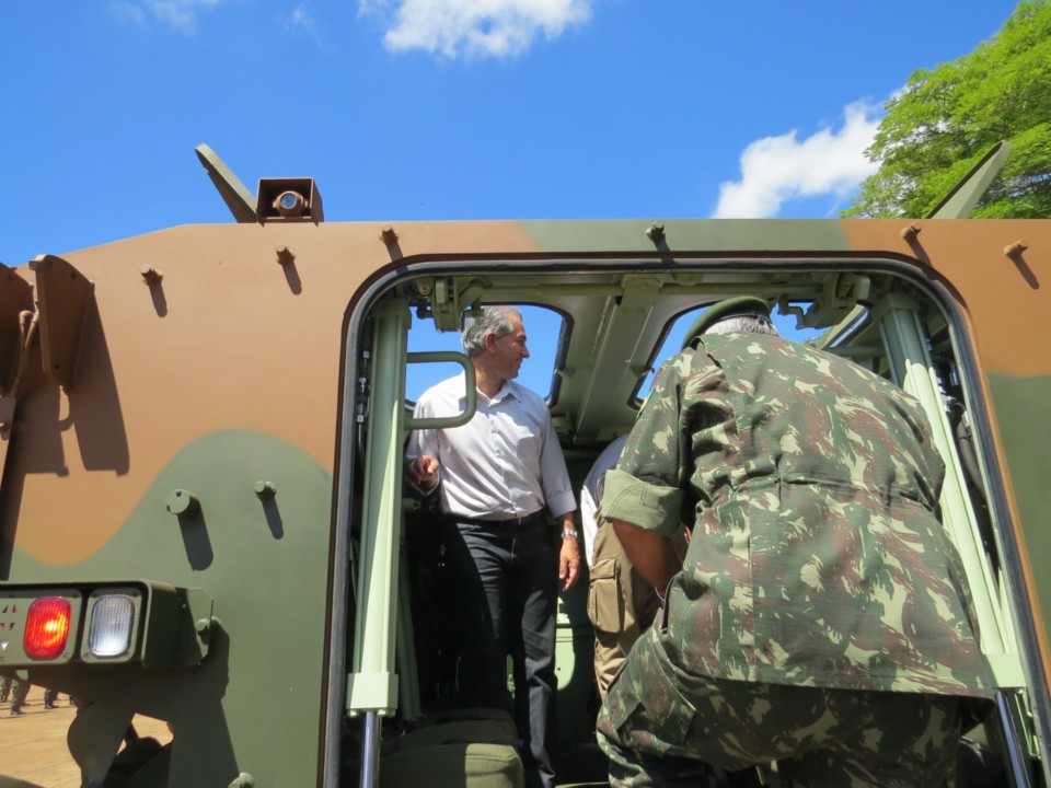 Autoridades participam de lançamento de blindado em Dourados