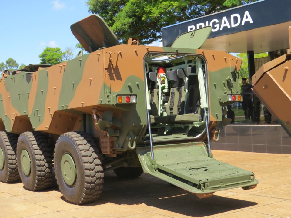 Autoridades participam de lançamento de blindado em Dourados
