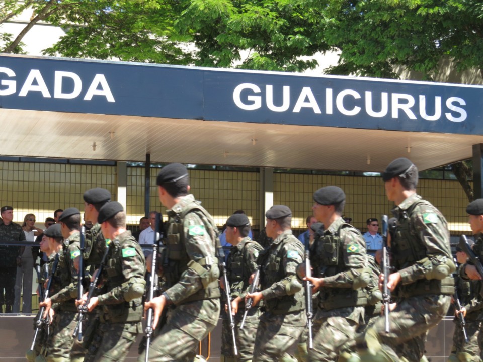 Autoridades participam de lançamento de blindado em Dourados