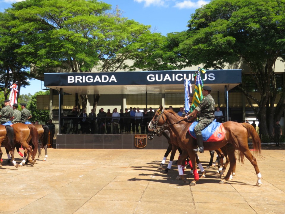 Autoridades participam de lançamento de blindado em Dourados