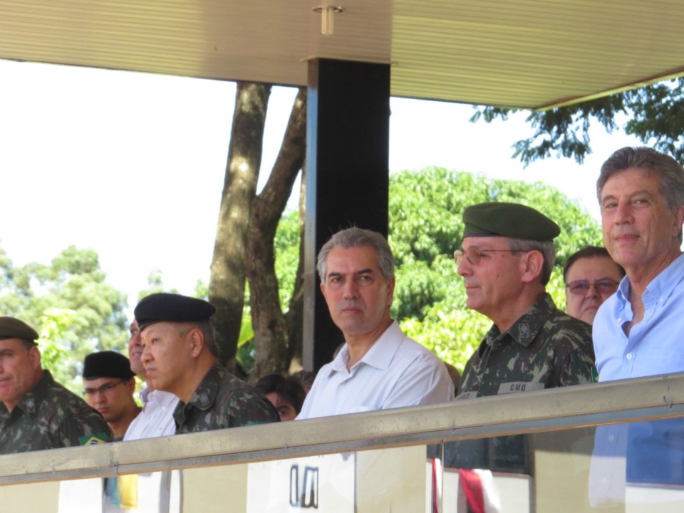 Autoridades participam de lançamento de blindado em Dourados