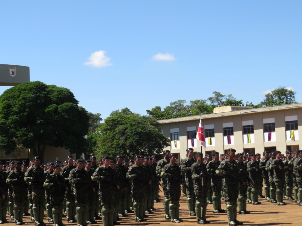 Autoridades participam de lançamento de blindado em Dourados