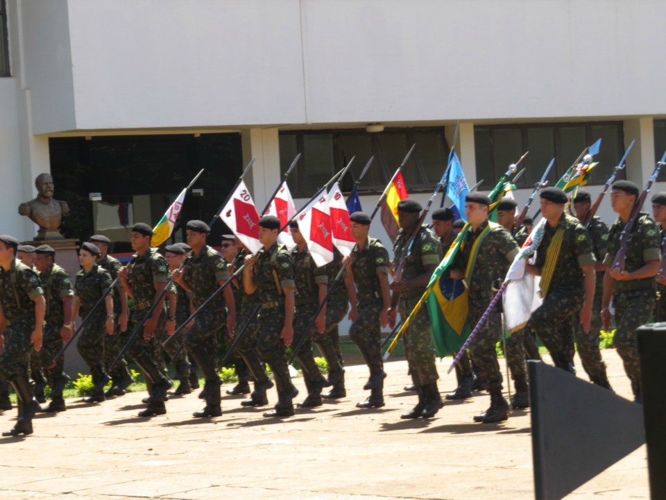 Autoridades participam de lançamento de blindado em Dourados