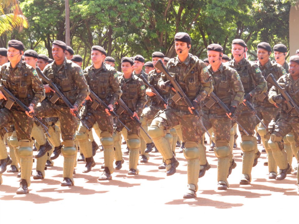 Autoridades participam de lançamento de blindado em Dourados