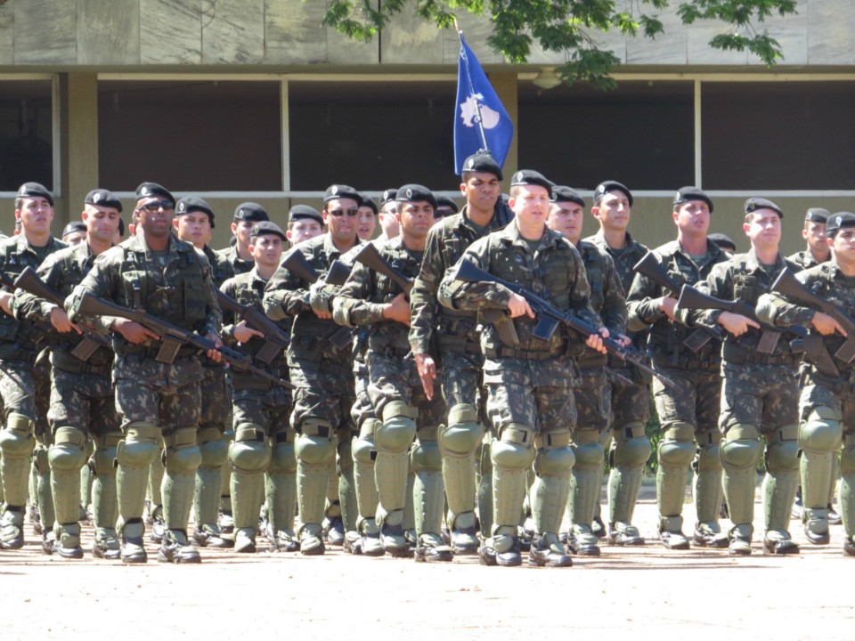 Autoridades participam de lançamento de blindado em Dourados
