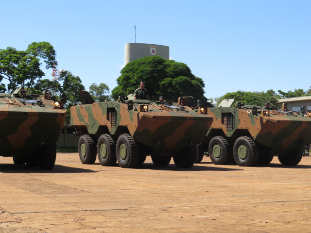 Autoridades participam de lançamento de blindado em Dourados