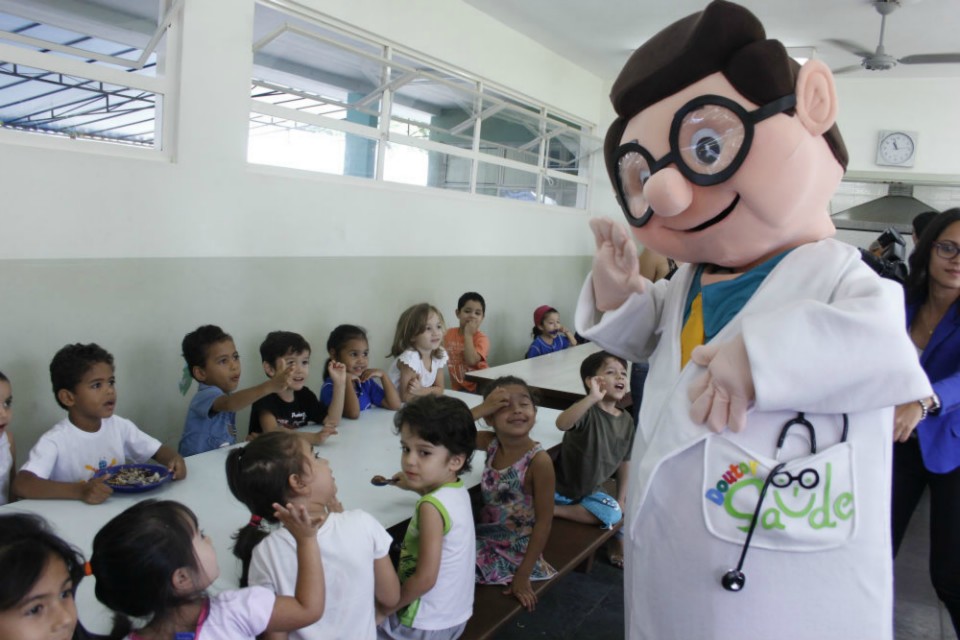 Mascote da caravana, Dr. Saúde simboliza chegada de atendimento à população