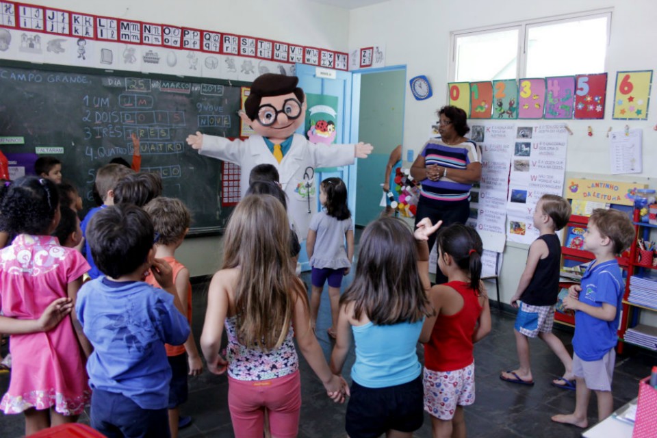 Mascote da caravana, Dr. Saúde simboliza chegada de atendimento à população