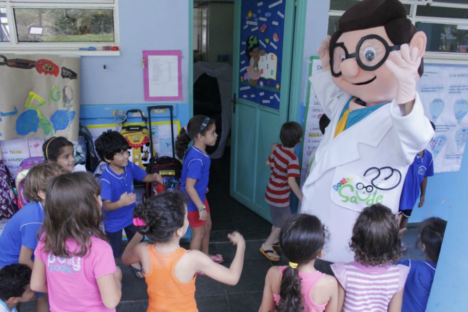 Mascote da caravana, Dr. Saúde simboliza chegada de atendimento à população