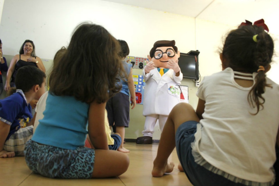 Mascote da caravana, Dr. Saúde simboliza chegada de atendimento à população