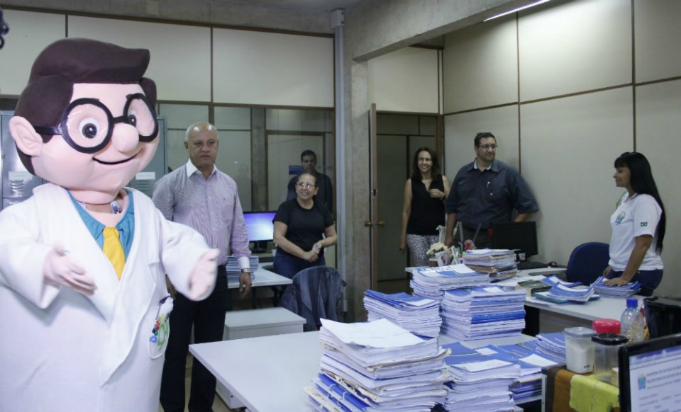 Mascote da caravana, Dr. Saúde simboliza chegada de atendimento à população