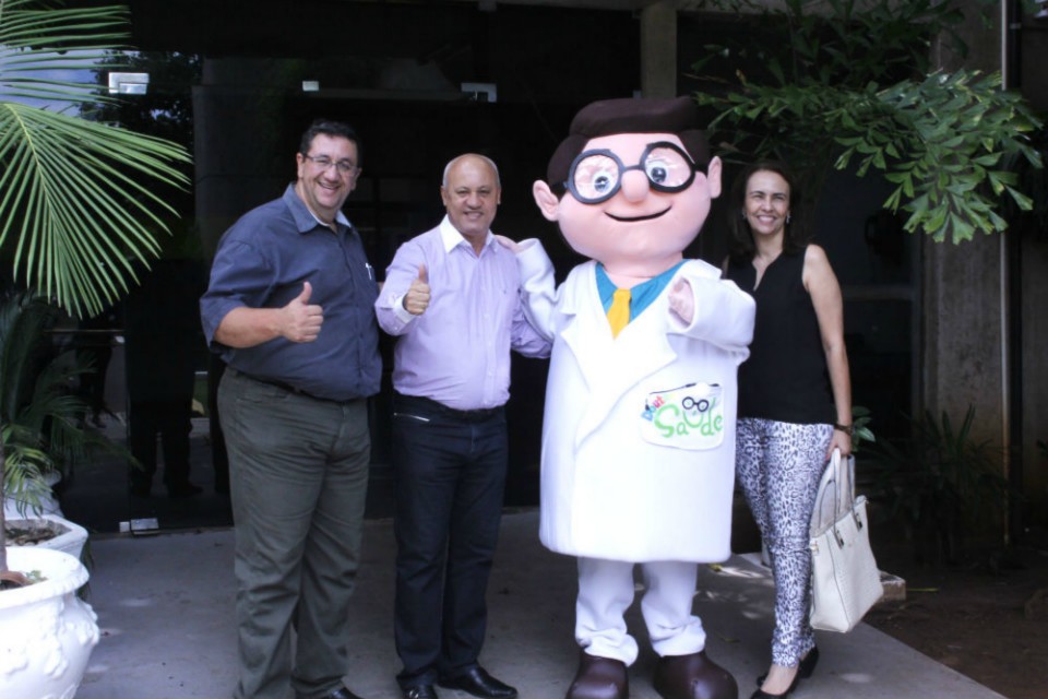 Mascote da caravana, Dr. Saúde simboliza chegada de atendimento à população