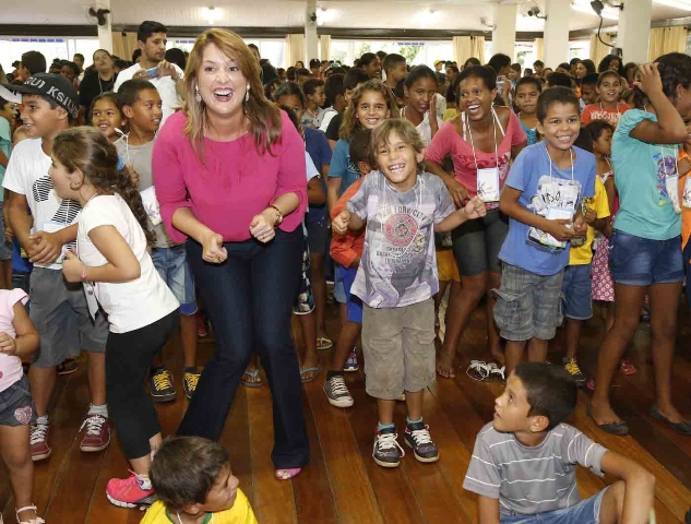 Primeira-dama realiza confraternização de páscoa para quase 2 mil crianças