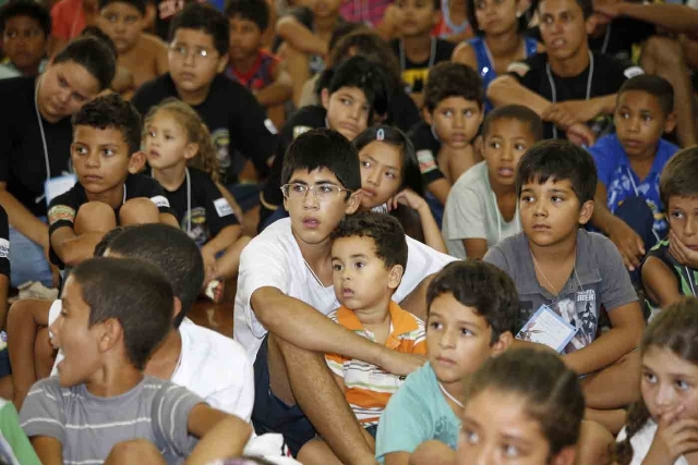 Primeira-dama realiza confraternização de páscoa para quase 2 mil crianças